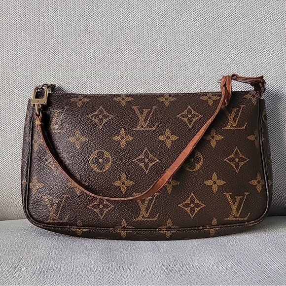 Louis Vutton Monogram Pochette Bag - Picture 6 of 8